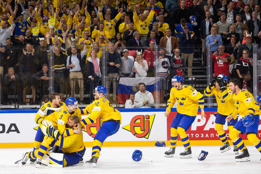 Sveriges spelare kramar och jublar med målvakt Anders