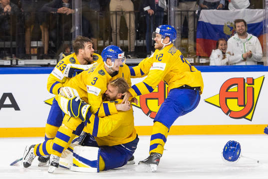 Sveriges spelare kramar och jublar med målvakt Anders