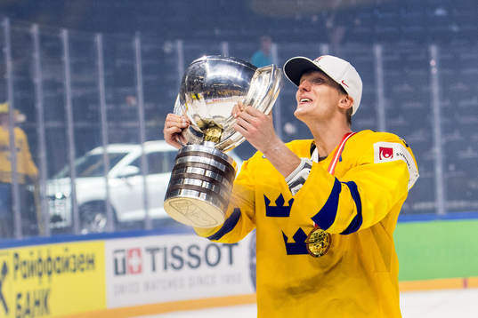 Sveriges John Klingberg jublar med pokalen