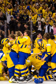 Sveriges Lias Andersson och Rickard Rakell (m) jublar