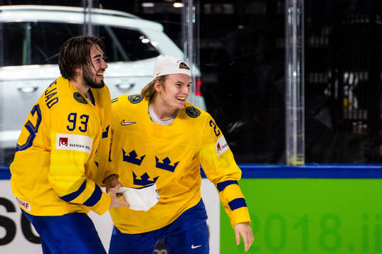 Sveriges Mika Zibanejad och Lias Andersson jublar