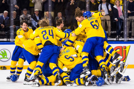 Sveriges spelare jublar med målvakt Anders Nilsson