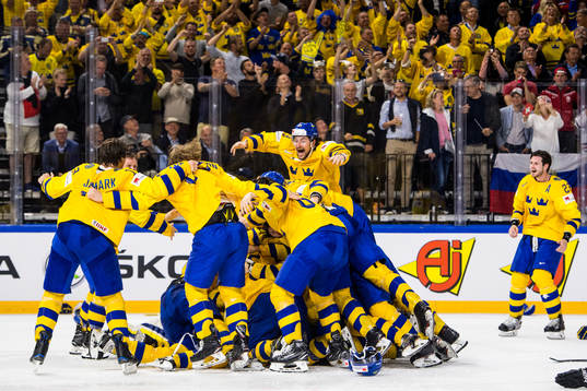 Sveriges spelare med Filip Forsberg (m) jublar med målvakt