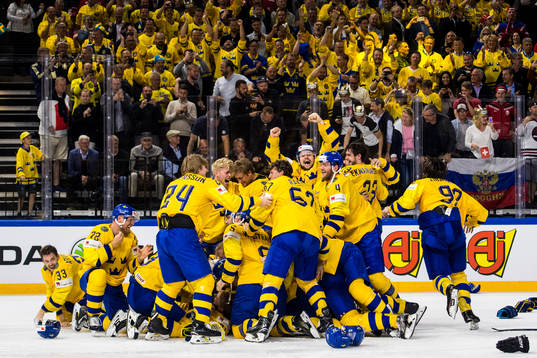 Sveriges spelare med Filip Forsberg (m) jublar med målvakt
