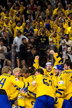 Sveriges spelare med Filip Forsberg (m) jublar med målvakt