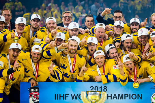 Sveriges spelare jublar med pokalen