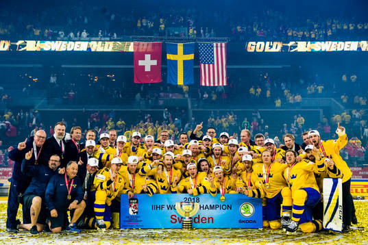 Sveriges spelare jublar med pokalen