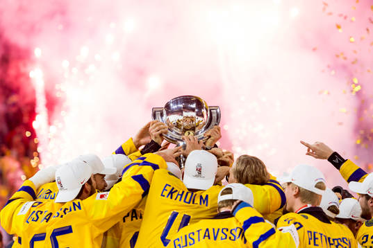 Sveriges spelare jublar med pokalen