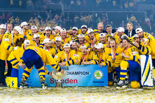 Sveriges spelare jublar med pokalen