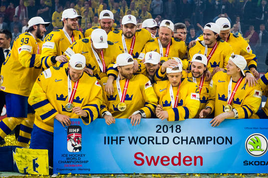 Sveriges spelare jublar med pokalen