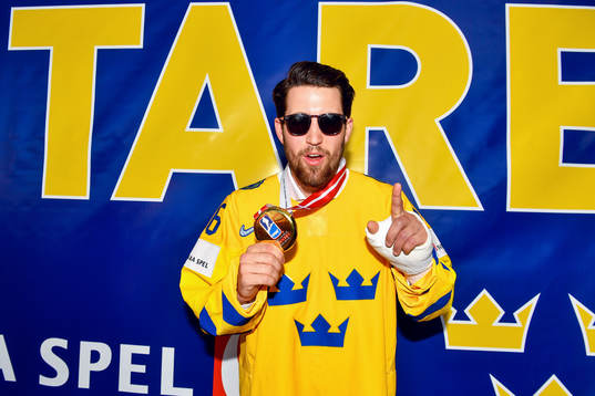 Sveriges Erik Gustafsson firar VM-guldet i