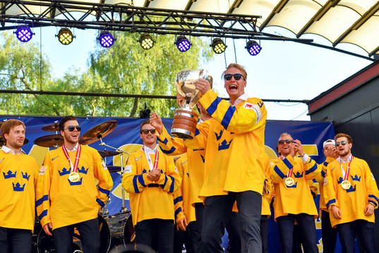 Sveriges John Klingberg firar VM-guldet i Kungsträdgården