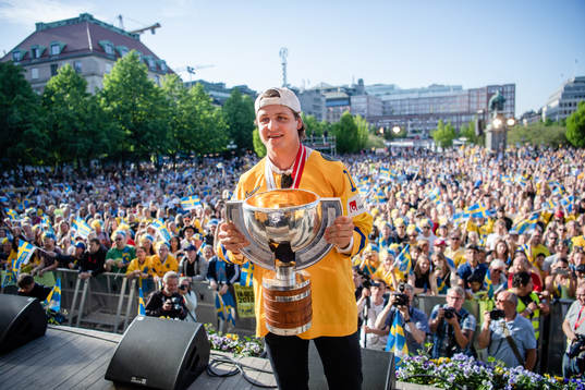 Mattias Janmark firar VM-guldet i Kungsträdgården dagen
