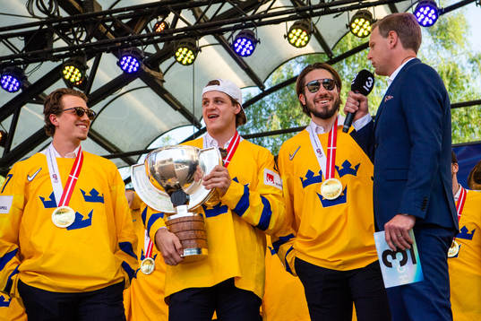 Rickard Rakell, Mattias Janmark och Mika Zibanejad firar