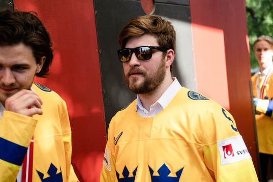 Mikael Wikstrand firar VM-guldet i Kungsträdgården dagen