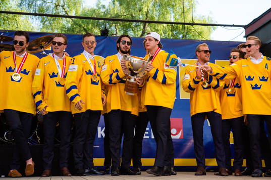 Mika Zibanejad och Mattias Janmark firar VM-guldet i