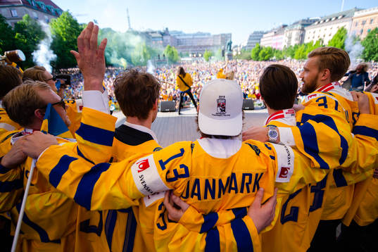 Mattias Janmark firar VM-guldet i Kungsträdgården dagen