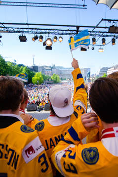 Mattias Janmark firar VM-guldet i Kungsträdgården dagen