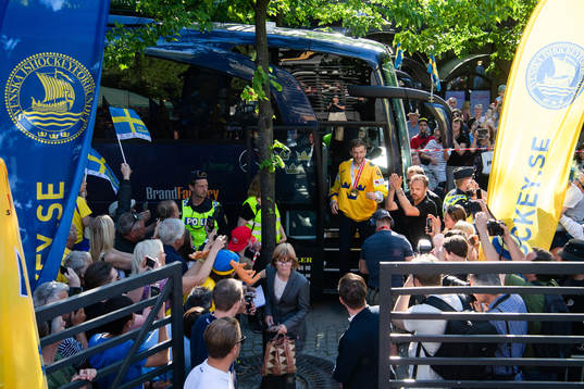 Mattias Ekholm anländer med bussen