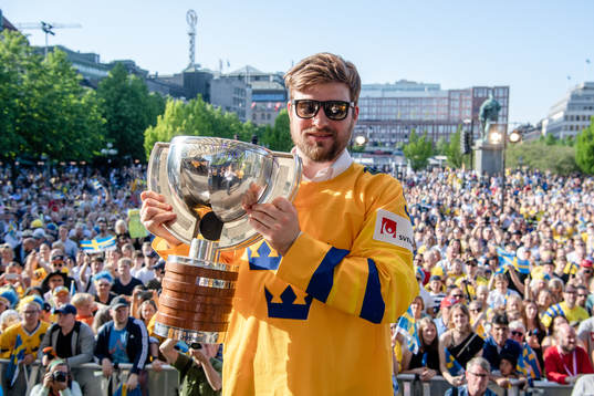 Mikael Wikstrand firar VM-guldet i Kungsträdgården dagen