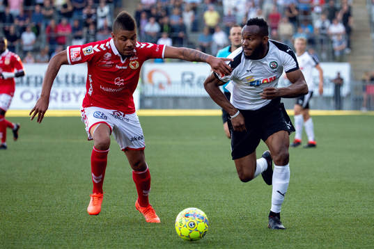 Kalmars Mikael Dyrestam och Örebros Michael Junior Omoh