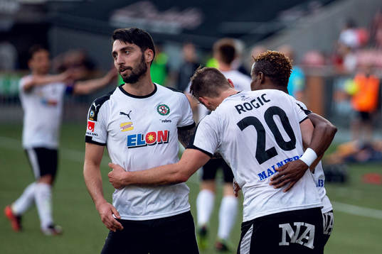 Örebros Filip Rogic jublar med lagkamrater