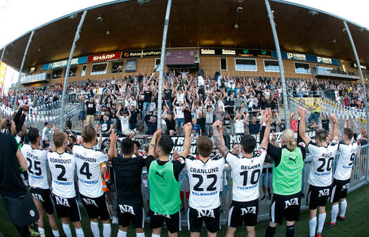 Örebrospelarna jublar framför fansen