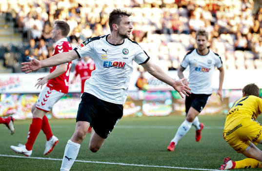 Örebros Filip Rogic gör 2-1 och jublar