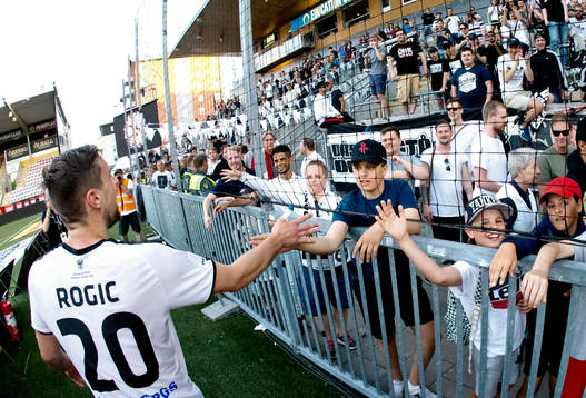 Örebros Filip Rogic firar med fansen