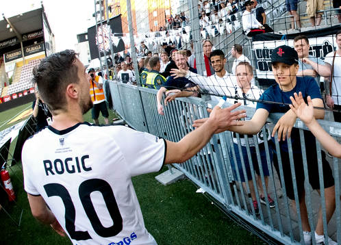 Örebros Filip Rogic firar med fansen
