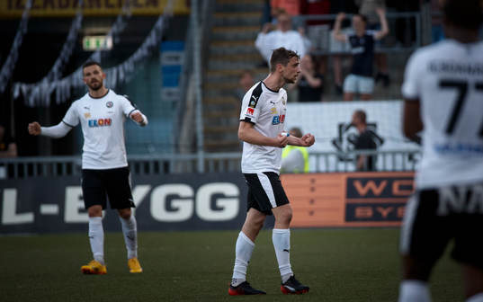 Örebros Brendan Hines-Ike och Filip Rogic jublar vid slutsignalen