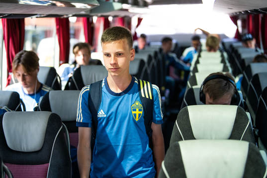 Sveriges Lucas Kåhed på bussen