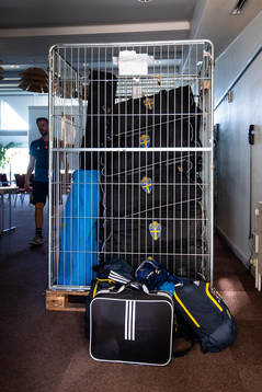 Väskor på ett ställ på hotellet