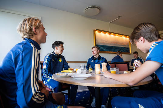 Sveriges Elvis Lindqvist, Lucas Lima och Isak Jansson äter frukost på hotellet