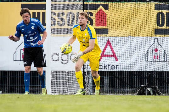 Halmstads Alexander Berntsson och målvakt Malkolm Nilsson