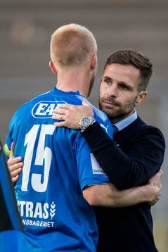 Halmstads tränare Igor Krulj kramar om Peter Larsson