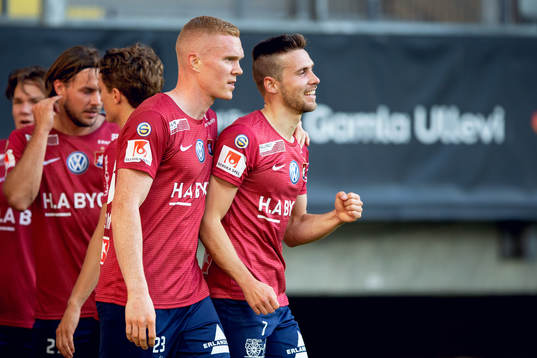 Örgrytes Daniel Sliper jublar med lagkamrater efter 1-0
