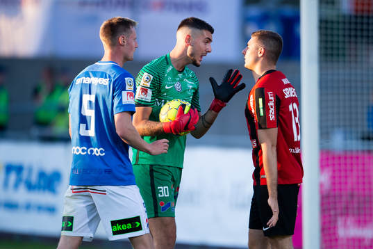 Trelleborgs målvakt Marko Johansson i diskussion med