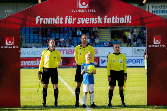 Assisterande domare Fredrik Nilsson, domare Victor Wolf och