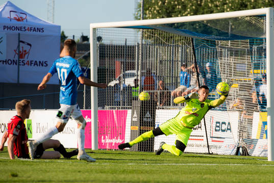 Brommapojkarna målvakt Nikola Petric gör räddning på
