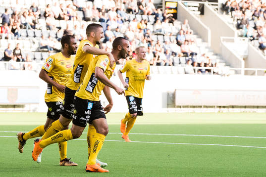Elfsborgs Issam Jebali jublar tillsammans med Ibrahim Dresevic efter att ha gjort 0-1 för Elfsborg