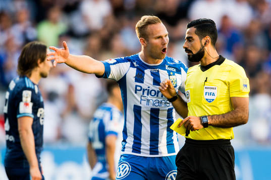 IFK Göteborgs Gustav Engvall i diskussion med domaren