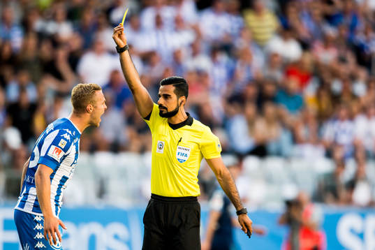 IFK Göteborgs Gustav Engvall får gult kort