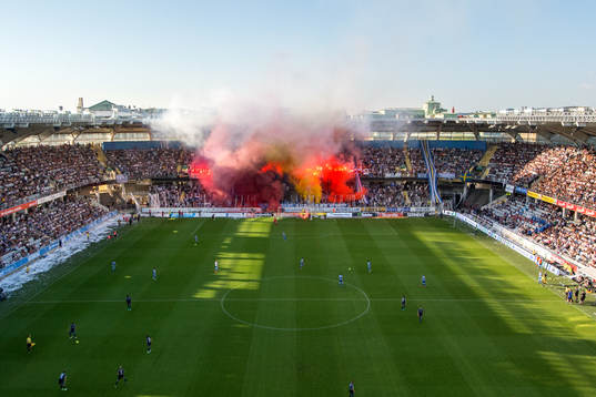 IFK Göteborgs supportrar har tifo på läktaren