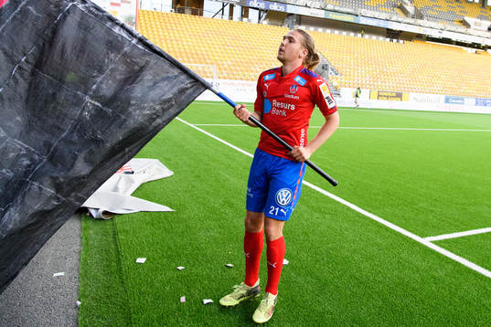 Helsingborgs Charlie Weberg får en fana