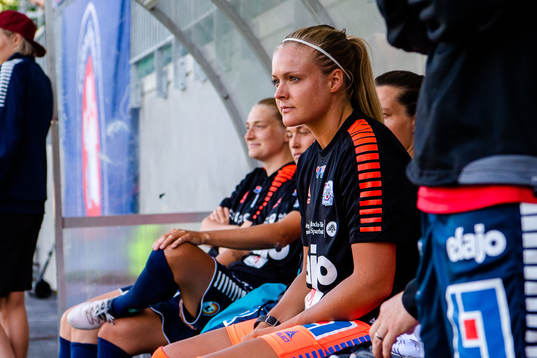 Linköpings målvakt Hilda Carlén på bänken före fotbollsmatchen i damallsvenskan mellan Hammarby och Linköping den 24 maj 2018 i Stockholm.