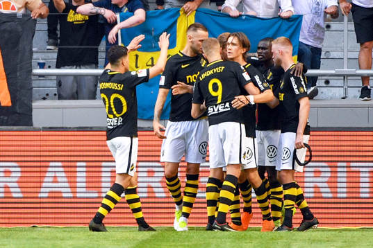 s Kristoffer Olsson jublar med lagkamrater