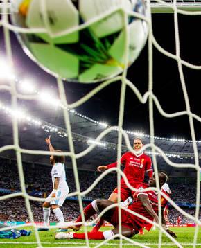 Sadio Mané of Liverpool scores 1-1