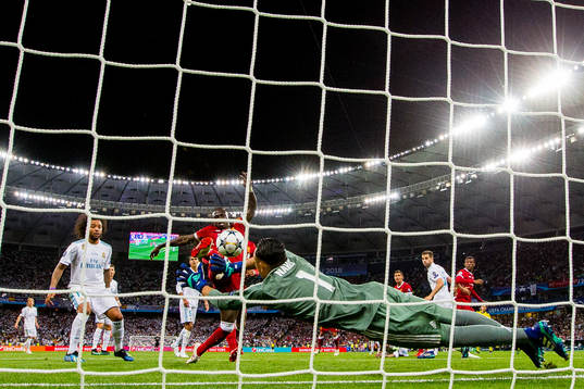 Sadio Mané of Liverpool scores 1-1 behind goalkeeper
