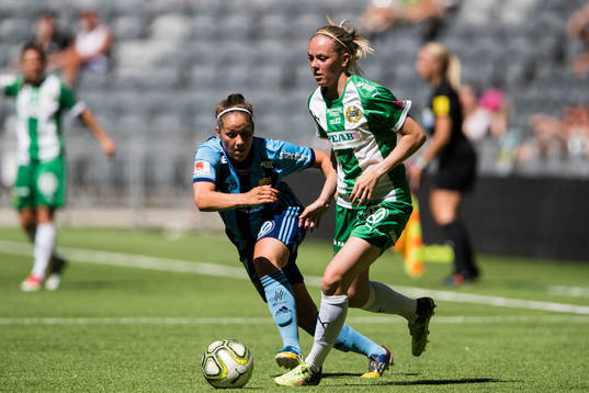 Djurgårdens Michelle Wörner i kamp om bollen med
